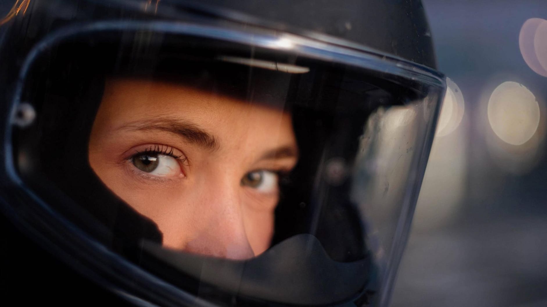 Lieber darauf verzichten: Aufkleber auf Motorradhelmen können die Schutzwirkung beeinträchtigen.