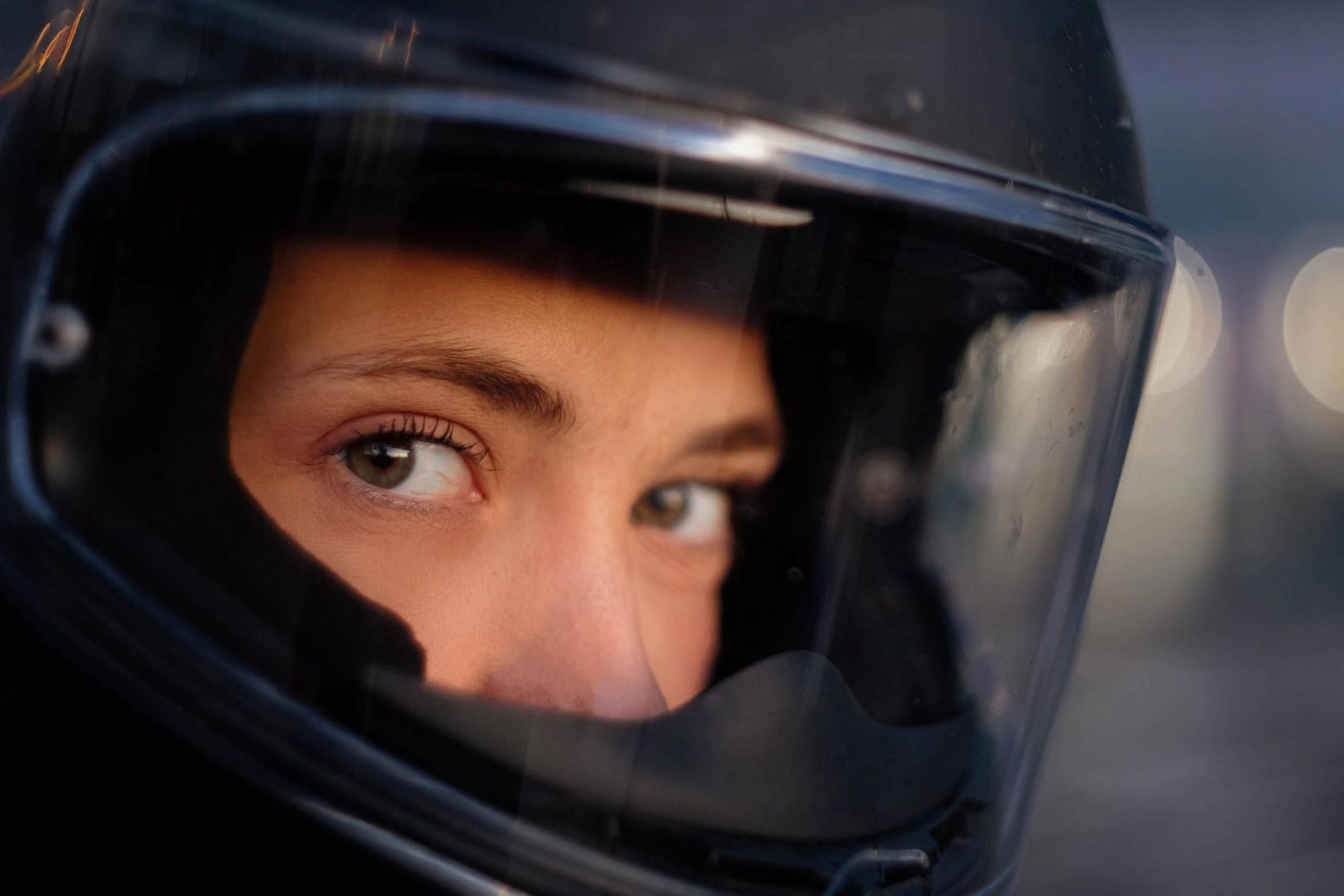 Lieber darauf verzichten: Aufkleber auf Motorradhelmen können die Schutzwirkung beeinträchtigen.