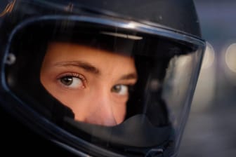 Lieber darauf verzichten: Aufkleber auf Motorradhelmen können die Schutzwirkung beeinträchtigen.