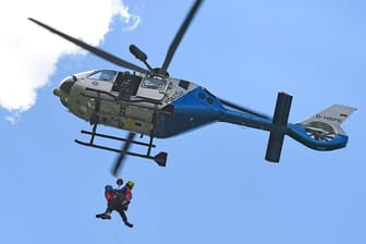 Die sofort von seinen Freunden alarmierte Bergwacht kann dem Münchner nicht mehr helfen. Er kommt bei dem Sturz ums Leben. (Symbolbild)