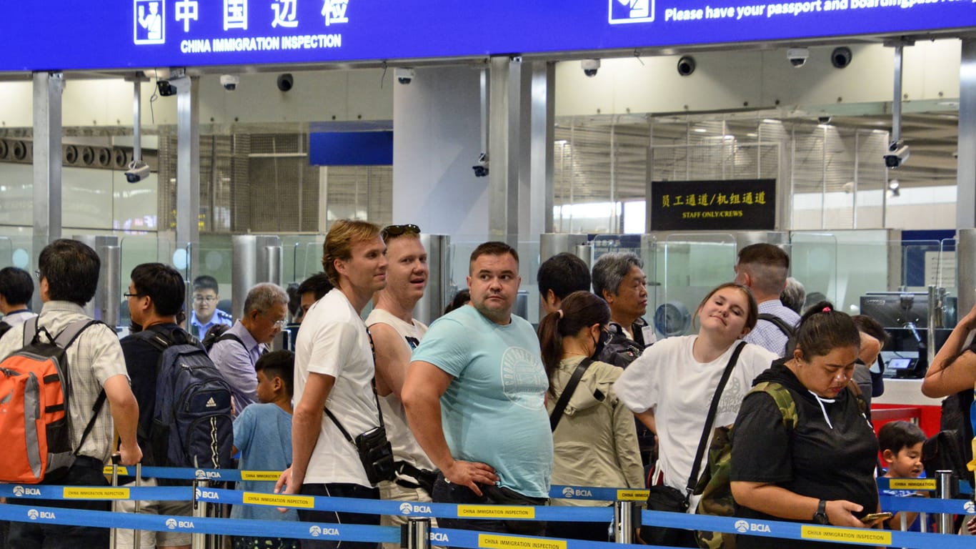 Reisende warten am Airport in Peking auf den Sicherheitscheck (Symbolbild): In China gelten wegen Mpox strengere Regeln bei der Einreise.