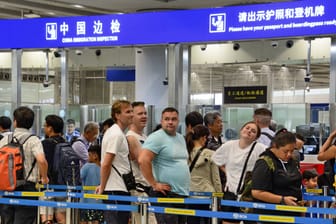 Reisende warten am Airport in Peking auf den Sicherheitscheck (Symbolbild): In China gelten wegen Mpox strengere Regeln bei der Einreise.