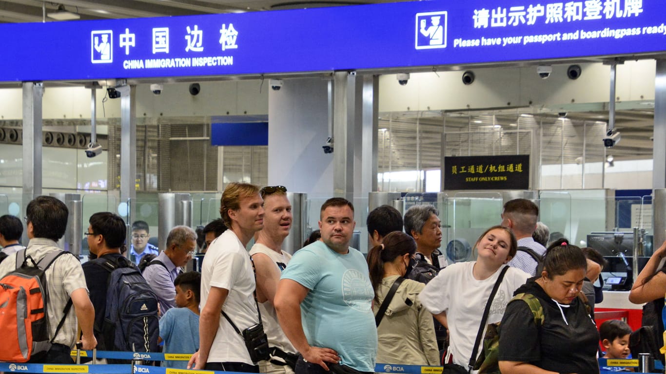 Reisende warten am Airport in Peking auf den Sicherheitscheck (Symbolbild): In China gelten wegen Mpox strengere Regeln bei der Einreise.