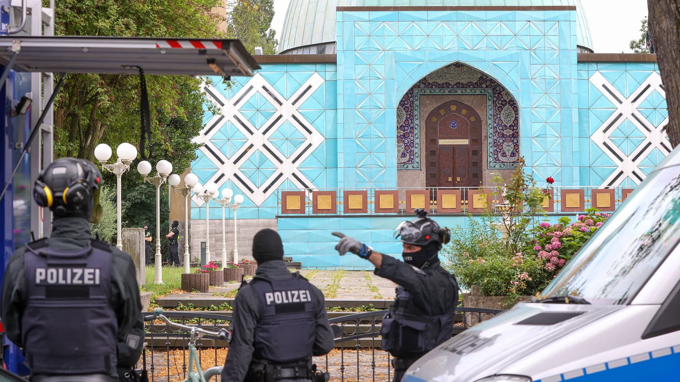 Polizisten vor der Blauen Moschee des Islamischen Zentrums Hamburg (Archivbild): Das Zentrum steht im Verdacht, Terroristen zu unterstützen.