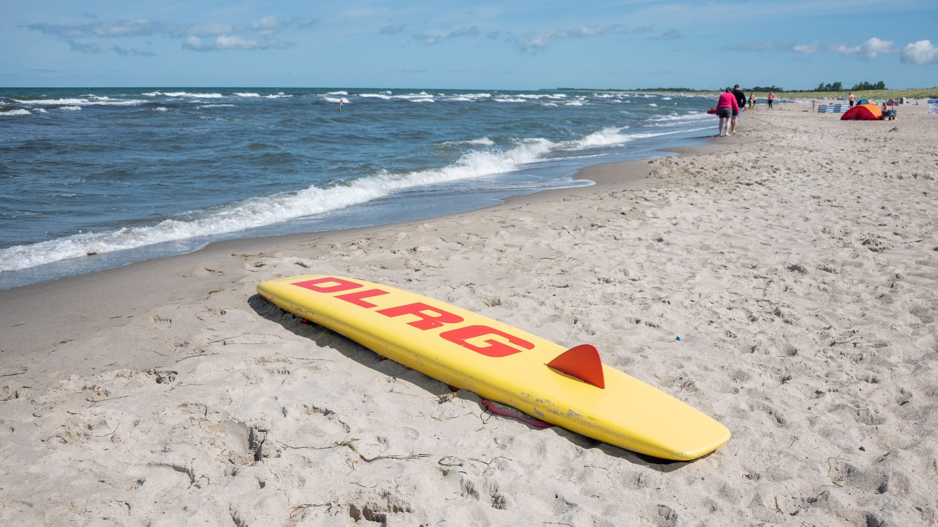 Strand an der Ostsee (Symbolbild): Badegäste zogen den Mann aus dem Wasser.