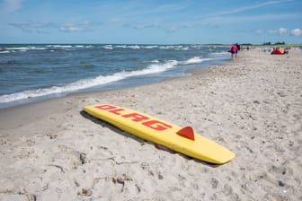 Strand an der Ostsee (Symbolbild): Badegäste zogen den Mann aus dem Wasser.