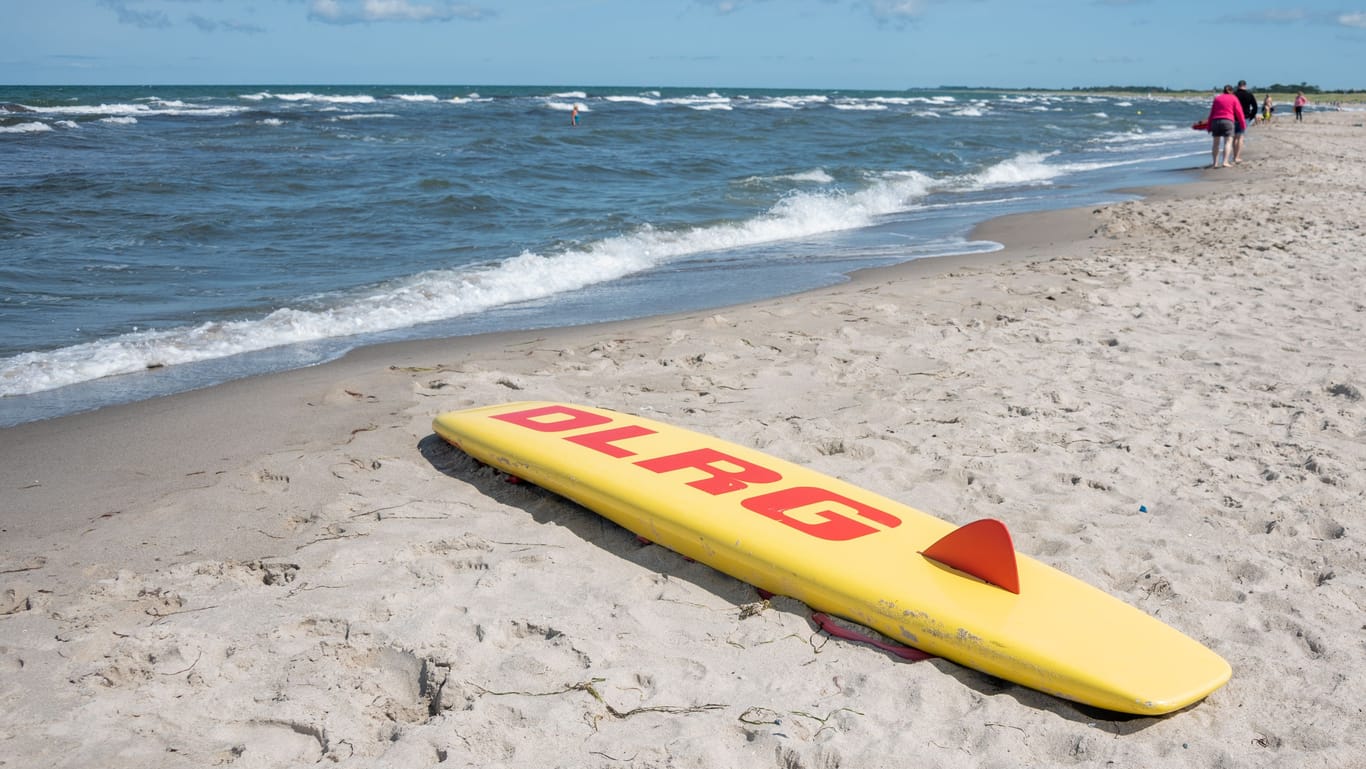 Strand an der Ostsee (Symbolbild): Badegäste zogen den Mann aus dem Wasser.