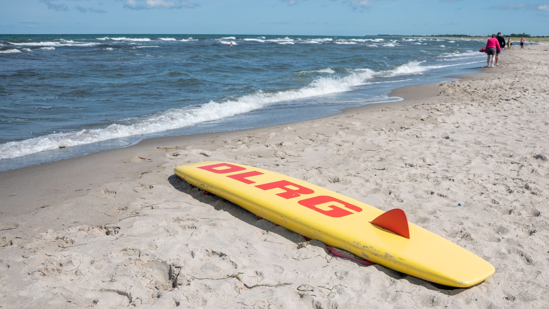 Strand an der Ostsee (Symbolbild): Badegäste zogen den Mann aus dem Wasser.