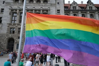 Regenbogenflagge vor Leipziger Rathaus