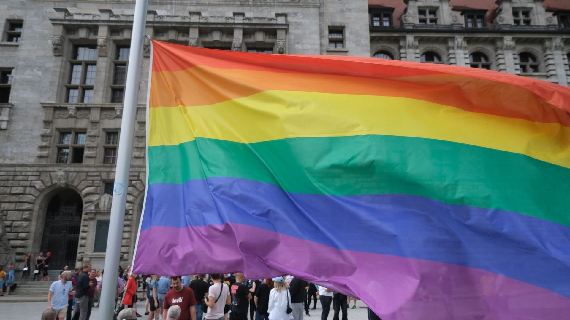 Regenbogenflagge vor Leipziger Rathaus