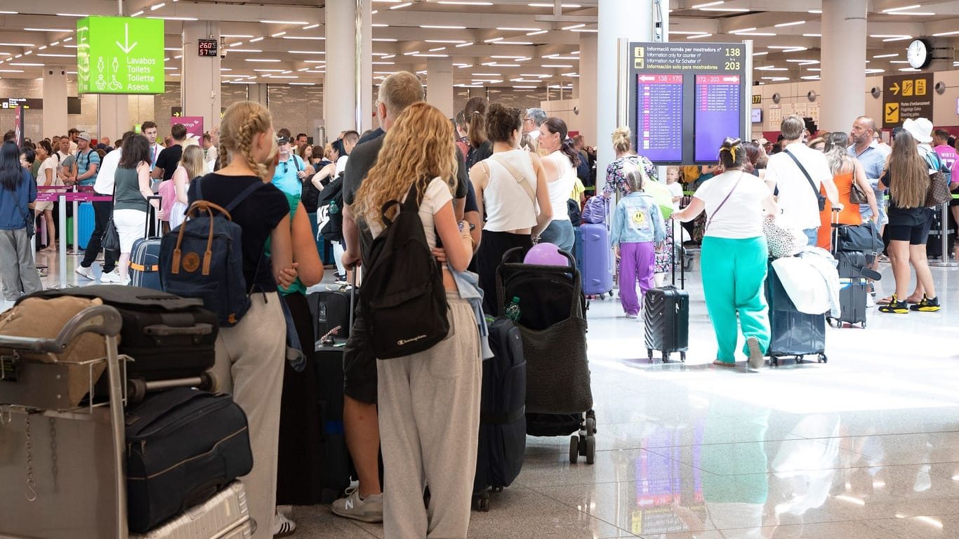 Passagiere warten auf dem Flughafen von Palma de Mallorca