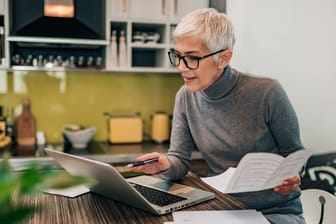 Ältere Frau arbeitet am Laptop: Die Bundesregierung will Rentner dafür belohnen, wenn sie länger arbeiten.