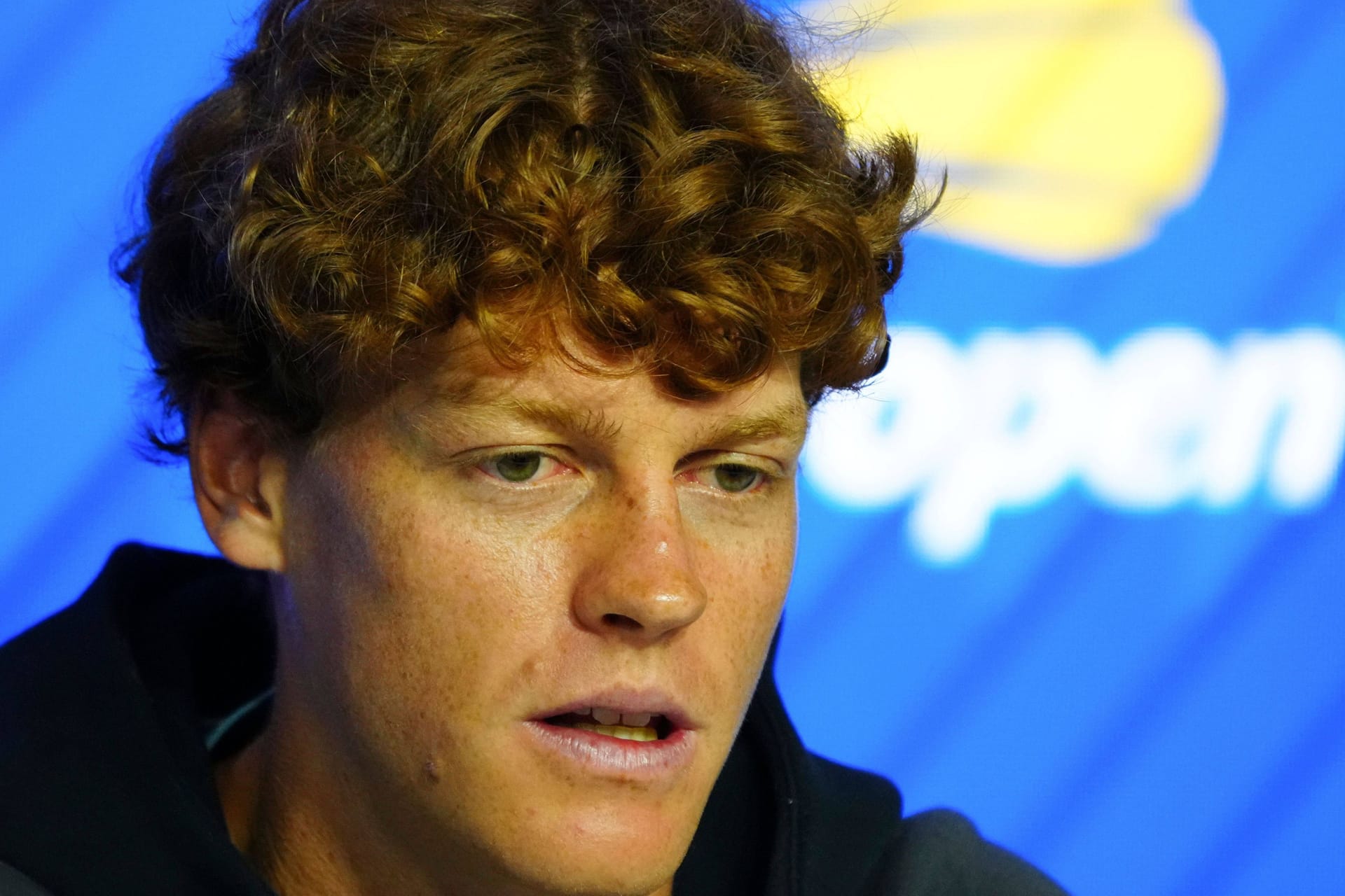 Nachdenklicher Blick: Jannik Sinner auf der Pressekonferenz vor dem Start der US Open.