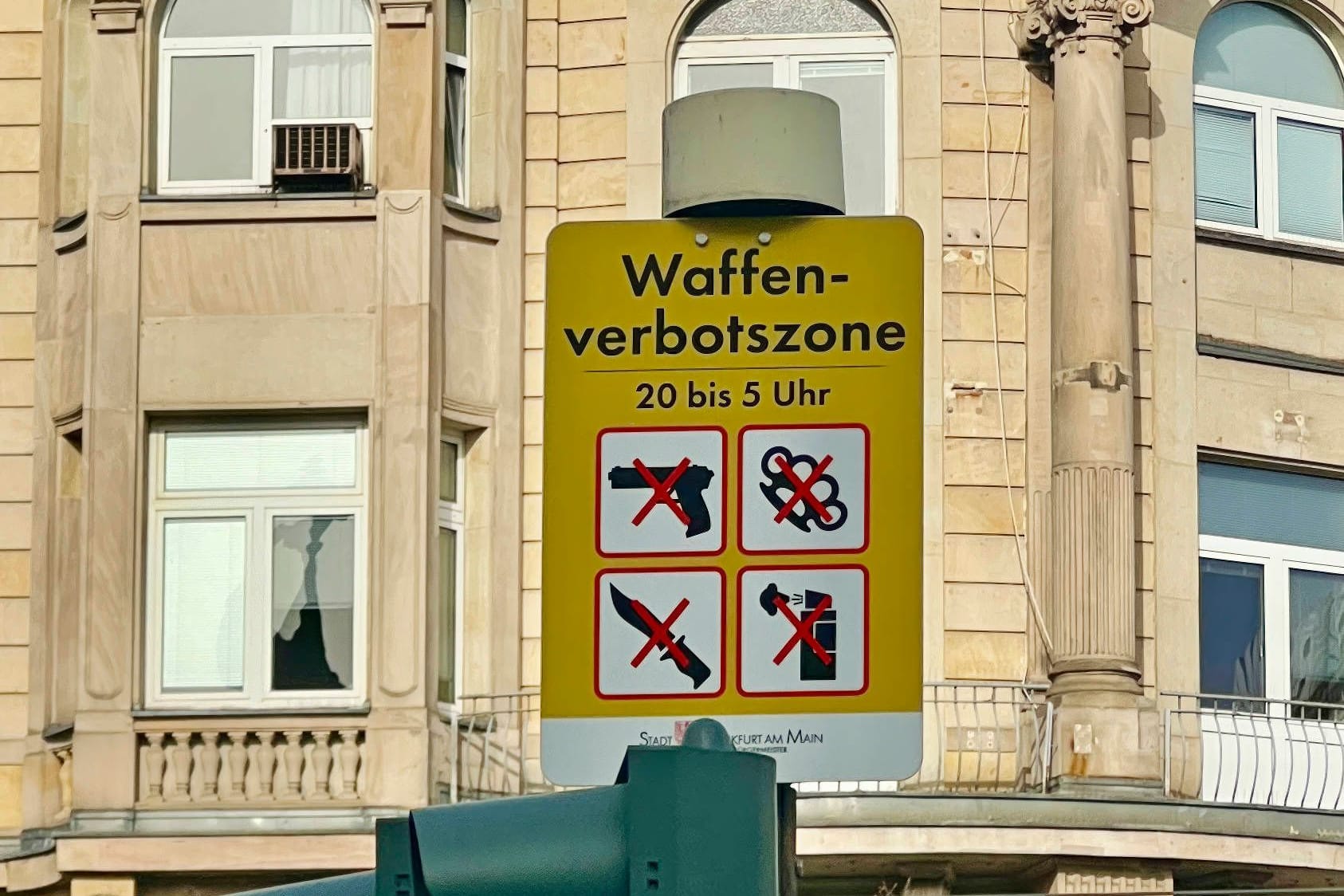 Ein Schild weist auf eine Waffenverbotszone hin (Archivbild): Dennoch kommt es am Frankfurter Hauptbahnhof immer wieder zu Delikten mit Messern.