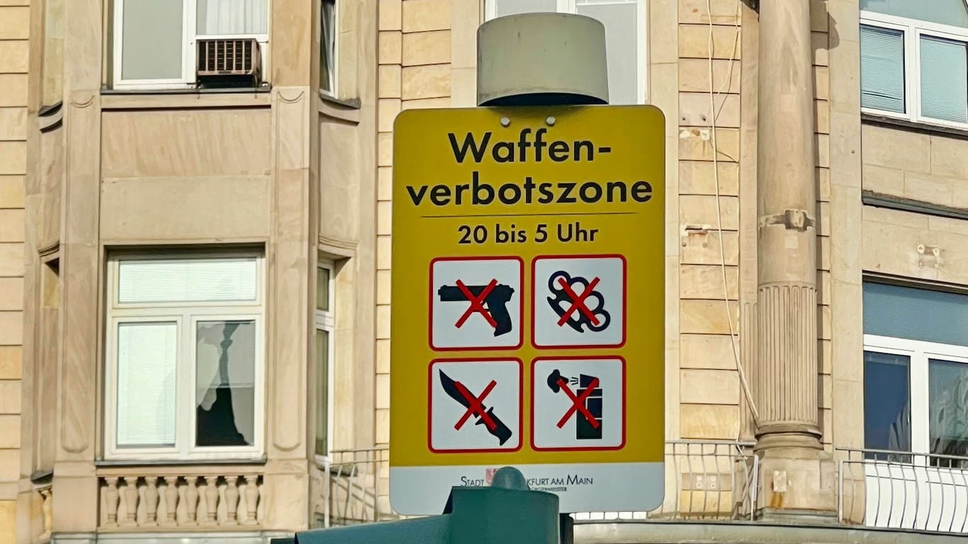 Ein Schild weist auf eine Waffenverbotszone hin (Archivbild): Dennoch kommt es am Frankfurter Hauptbahnhof immer wieder zu Delikten mit Messern.