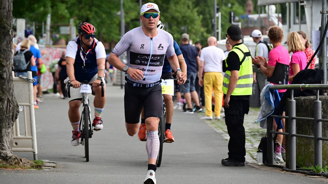 Kristian Blummenfelt beim Ironman in Frankfurt: Der Norweger ließ sich auch von Magenproblemen nicht ausbremsen.