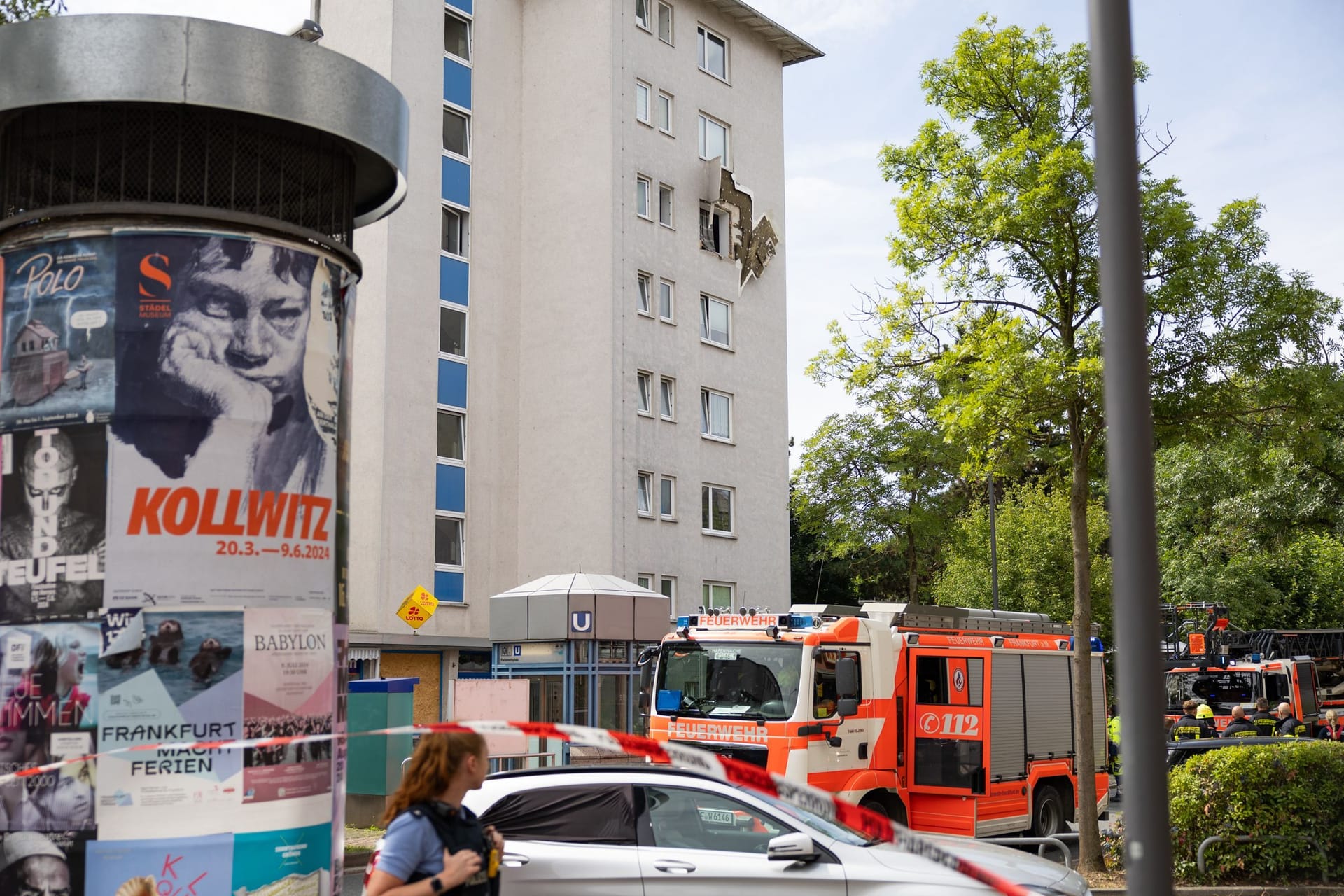 Am Freitagmorgen, 09.08.2024 ist es gegen 11:00 Uhr zu einer Gasexplosion in der Frankfurter Rhönstraße gekommen. Durch die Explosion wurde im 5. OG eines Wohnhauses ein Fenster zerstört, Isolierung und Fensterteile stürzten auf Gehweg und Straße. In einer ersten Mitteilung der Feuerwehr soll eine Gaskartusche für die Explosion verantwortlich sein. Ein Kind wurde verletzt in ein Krankenhaus gebracht. Feuerwehr und THW sind mit zahlreichen Kräften vor Ort. Der Bereich um die Einsatzstelle ist weiträumig abgesperrt.