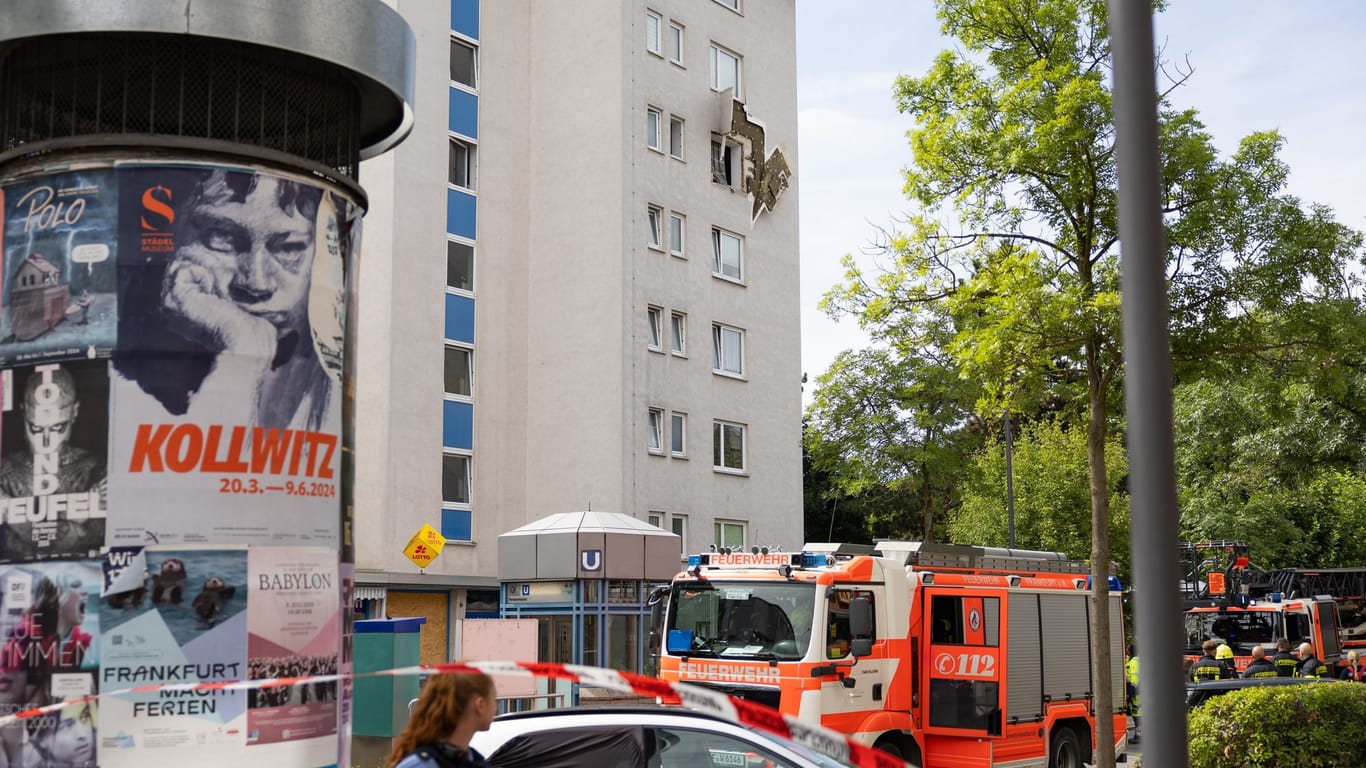 Am Freitagmorgen, 09.08.2024 ist es gegen 11:00 Uhr zu einer Gasexplosion in der Frankfurter Rhönstraße gekommen. Durch die Explosion wurde im 5. OG eines Wohnhauses ein Fenster zerstört, Isolierung und Fensterteile stürzten auf Gehweg und Straße. In einer ersten Mitteilung der Feuerwehr soll eine Gaskartusche für die Explosion verantwortlich sein. Ein Kind wurde verletzt in ein Krankenhaus gebracht. Feuerwehr und THW sind mit zahlreichen Kräften vor Ort. Der Bereich um die Einsatzstelle ist weiträumig abgesperrt.