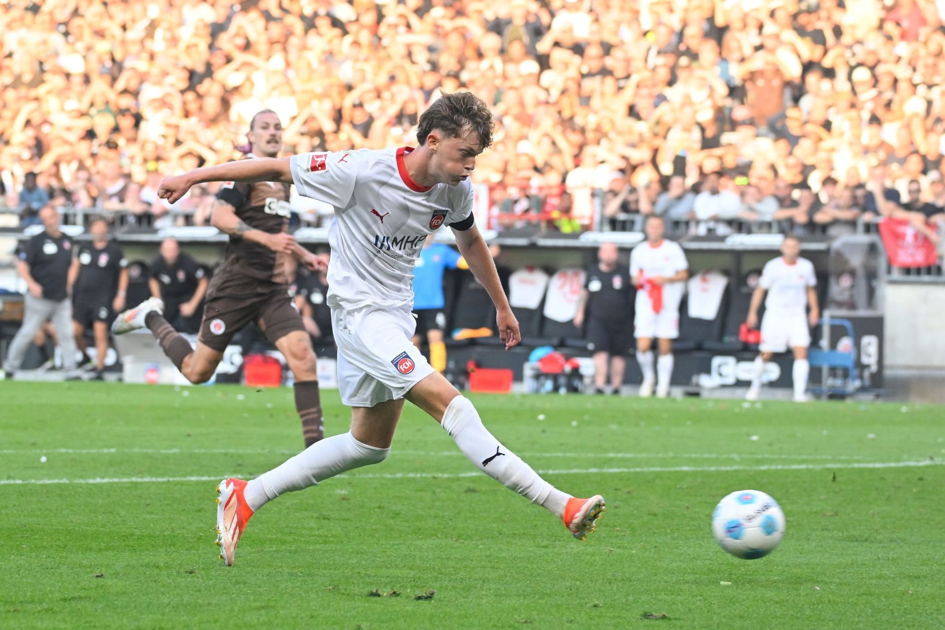 Paul Wanner kann es auch mit dem "schwachen" Fuß: Der Österreicher brachte den 1. FC Heidenheim in Führung.