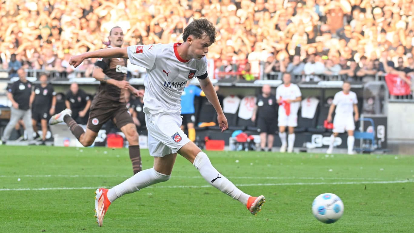 Paul Wanner kann es auch mit dem "schwachen" Fuß: Der Österreicher brachte den 1. FC Heidenheim in Führung.