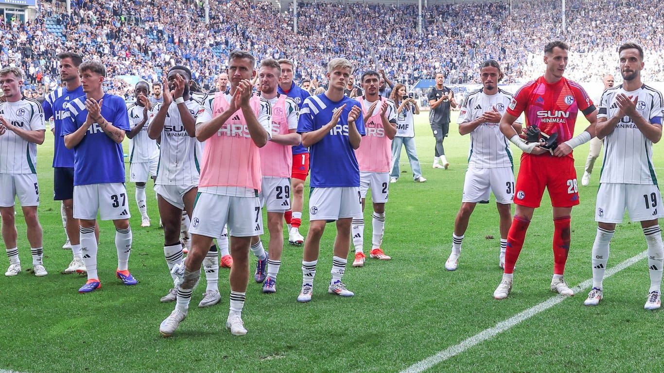 Schalkes Spieler applaudieren den mitgereisten Fans: Rund 400 aber fehlten in Magdeburg.