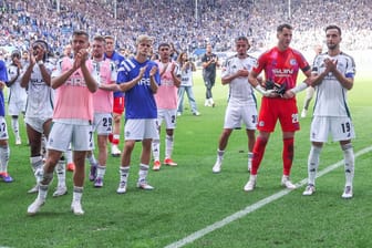 Schalkes Spieler applaudieren den mitgereisten Fans: Rund 400 aber fehlten in Magdeburg.