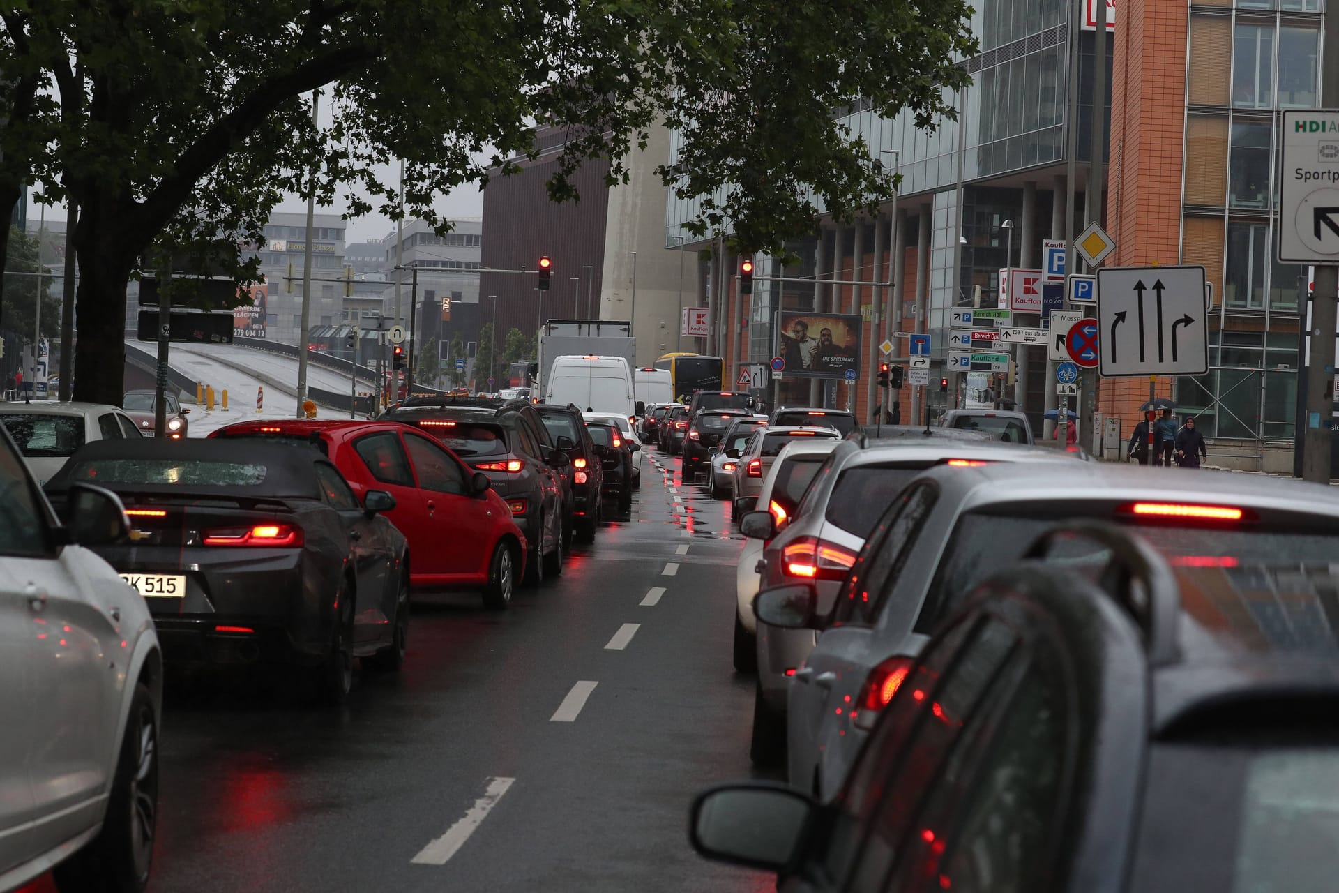 Verkehrschaos in der City von Hannover (Symbolbild): Die Ratsmehrheit will weiter Autos in der Innenstadt erlauben.