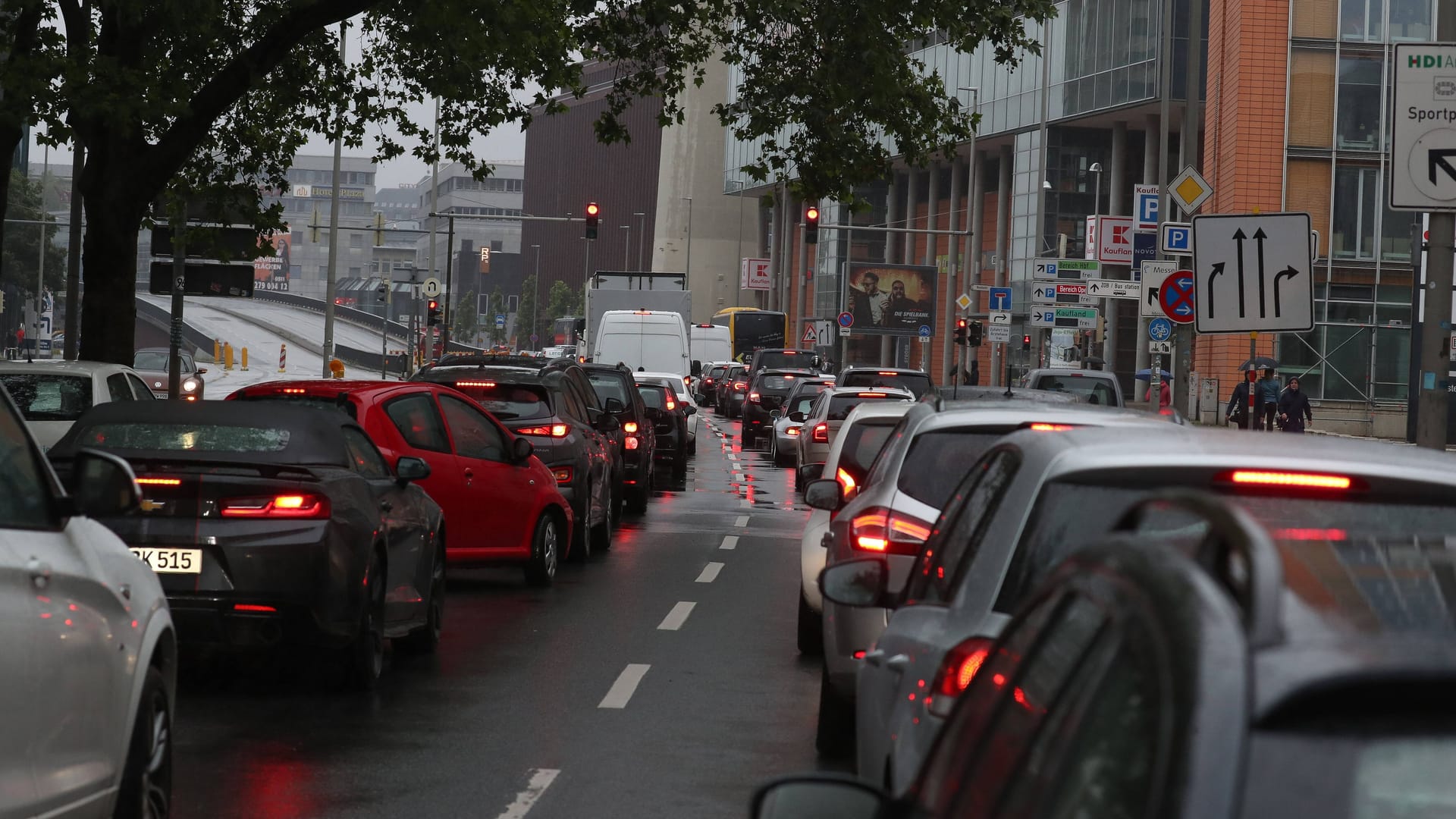 Verkehrschaos in der City von Hannover (Symbolbild): Die Ratsmehrheit will weiter Autos in der Innenstadt erlauben.