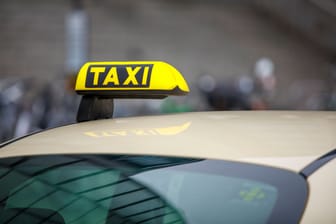 Taxi (Symbolbild): Die Fahrt der Betrunkenen dauerte nicht lang.