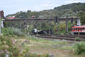 Lastwagen stürzt von Brücke auf Bahngleise