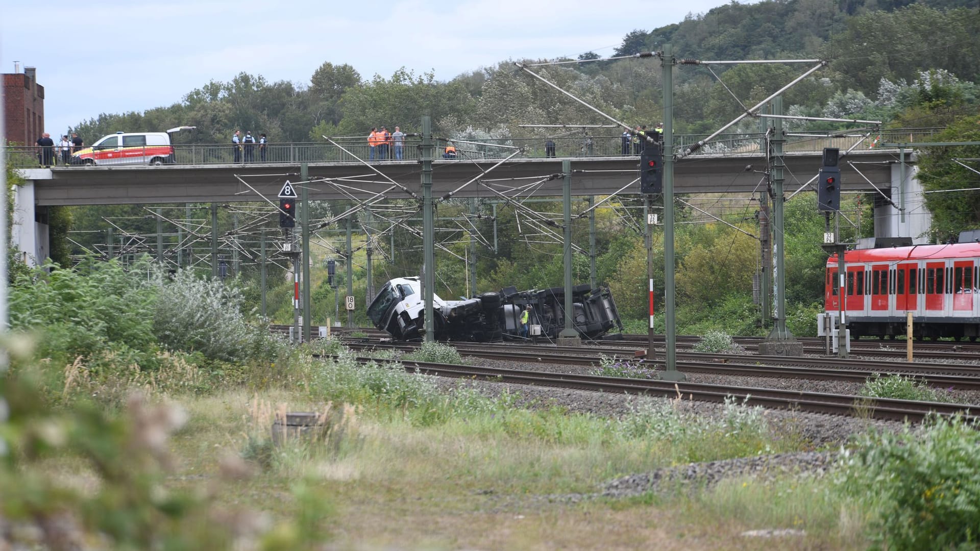 Lastwagen stürzt von Brücke auf Bahngleise