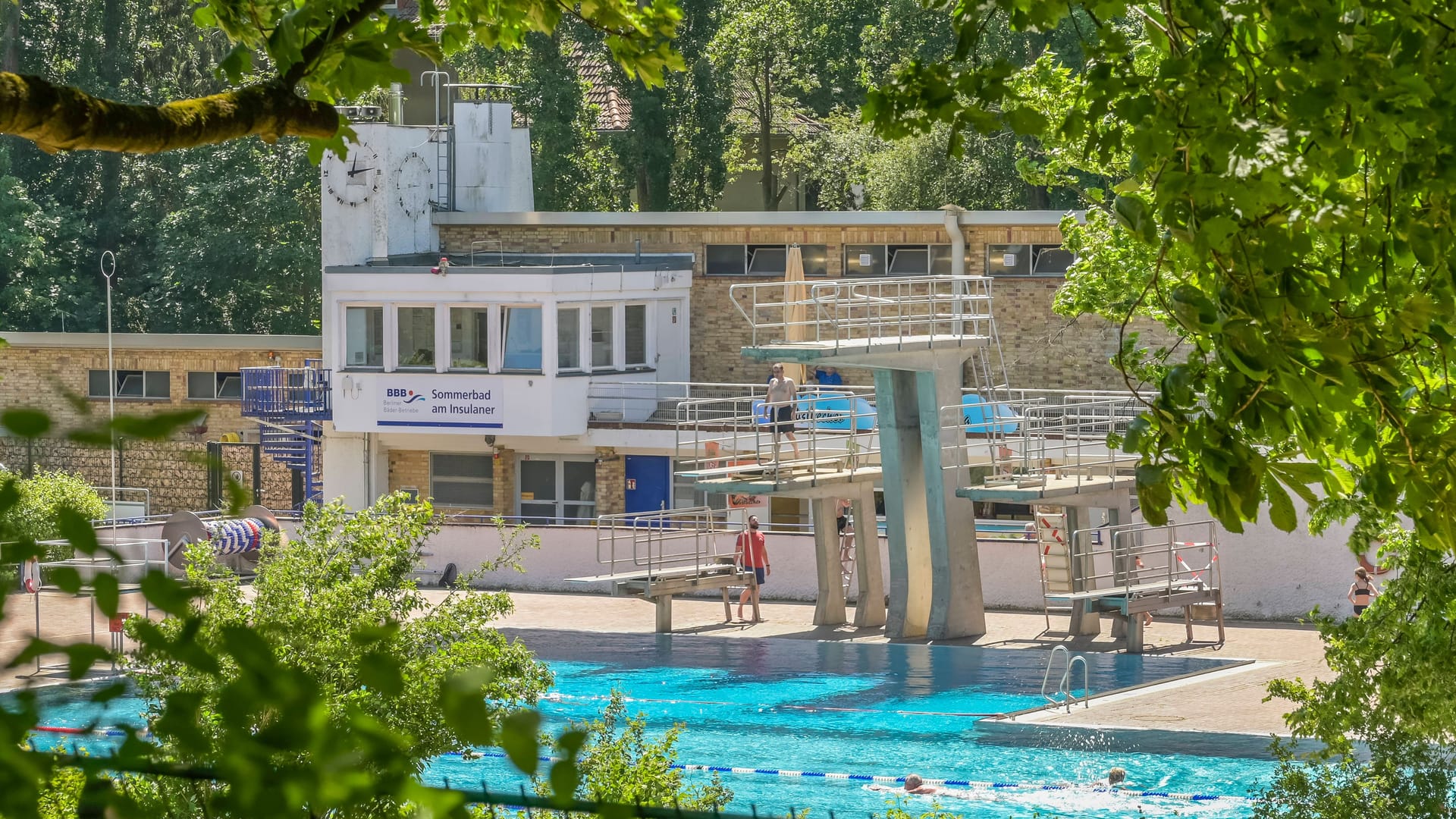 Sommerbad am Insulaner in Schöneberg (Archivbild): Hier sollen Security-Mitarbeiter illegal Tickets verkauft haben.