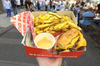 Pommes, Smash Burger und eine besondere Soße: In Köln hat ein neuer Burgerladen eröffnet.