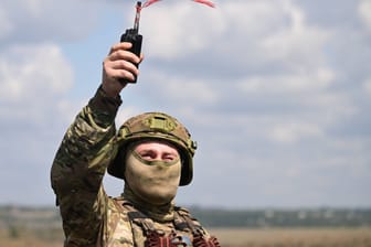 Ein russischer Soldat bedient eine Drohne: Die ukrainische Kursk-Offensive nutzen die Russen an anderen Frontabschnitten.