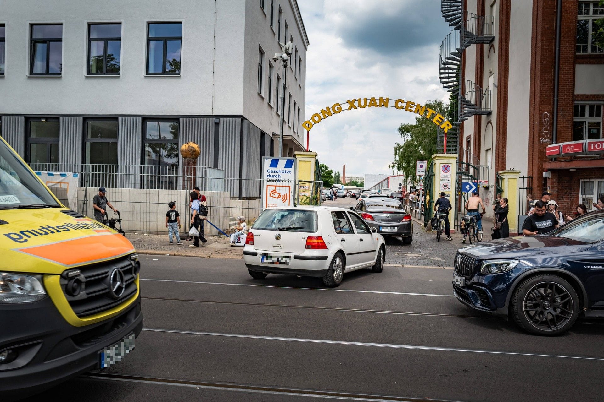 Ein Rettungswagen vor dem Dong Xuan Center in Berlin-Lichtenberg (Archivbild): Hier ist es im März zu einer brutalen Auseinandersetzung gekommen.