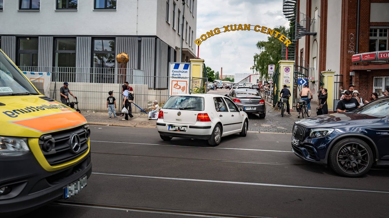 Ein Rettungswagen vor dem Dong Xuan Center in Berlin-Lichtenberg (Archivbild): Hier ist es im März zu einer brutalen Auseinandersetzung gekommen.