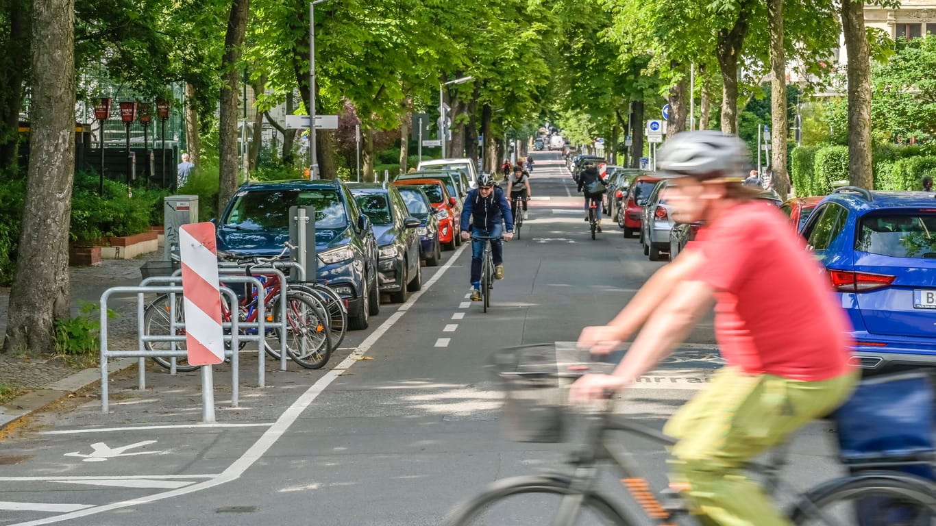 Fahrradfahrer in Berlin (Archivbild): Beim Ausbau der Radwege hinkt der Senat hinterher.