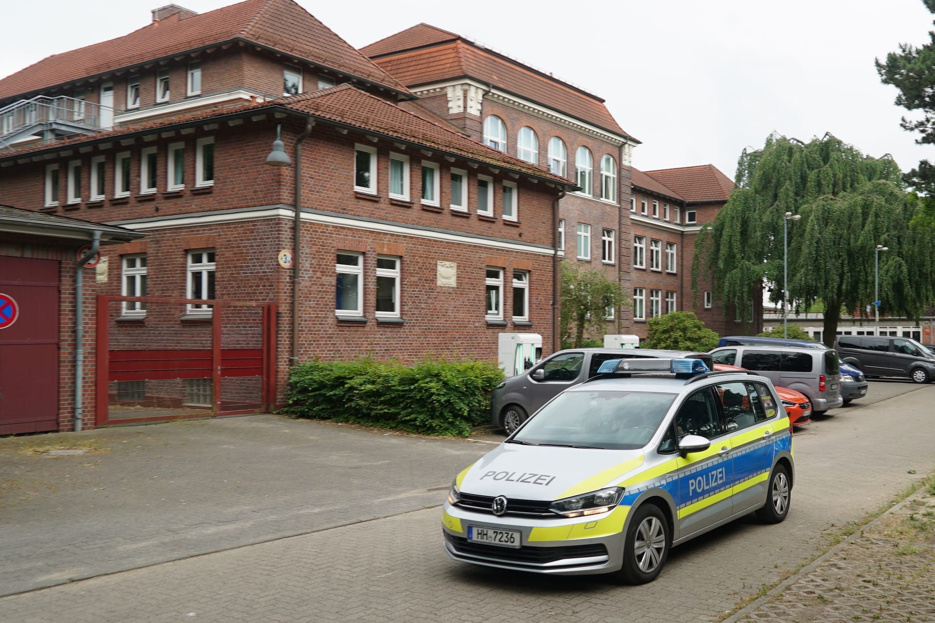 Ein Polizeiauto steht vor dem KJND in Ohlsdorf (Archivbild): Die Einrichtung gilt als chronisch überlastet.