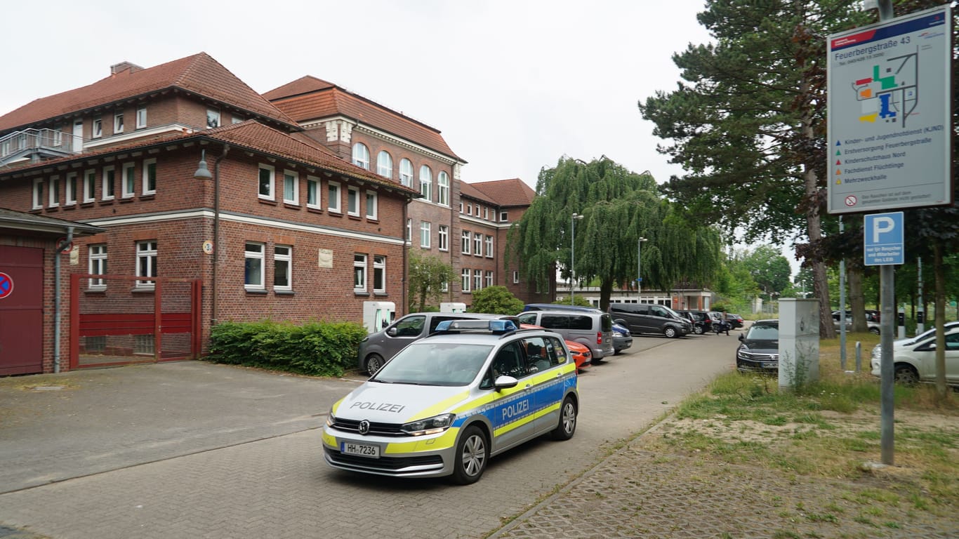 Ein Polizeiauto steht vor dem KJND in Ohlsdorf (Archivbild): Die Einrichtung gilt als chronisch überlastet.