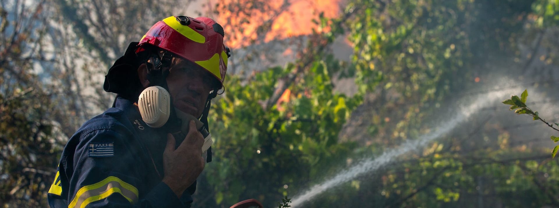 Ein Feuerwehrmann versucht in Varnavas, etwa 35 km von Athen ein Lauffeuer zu löschen.