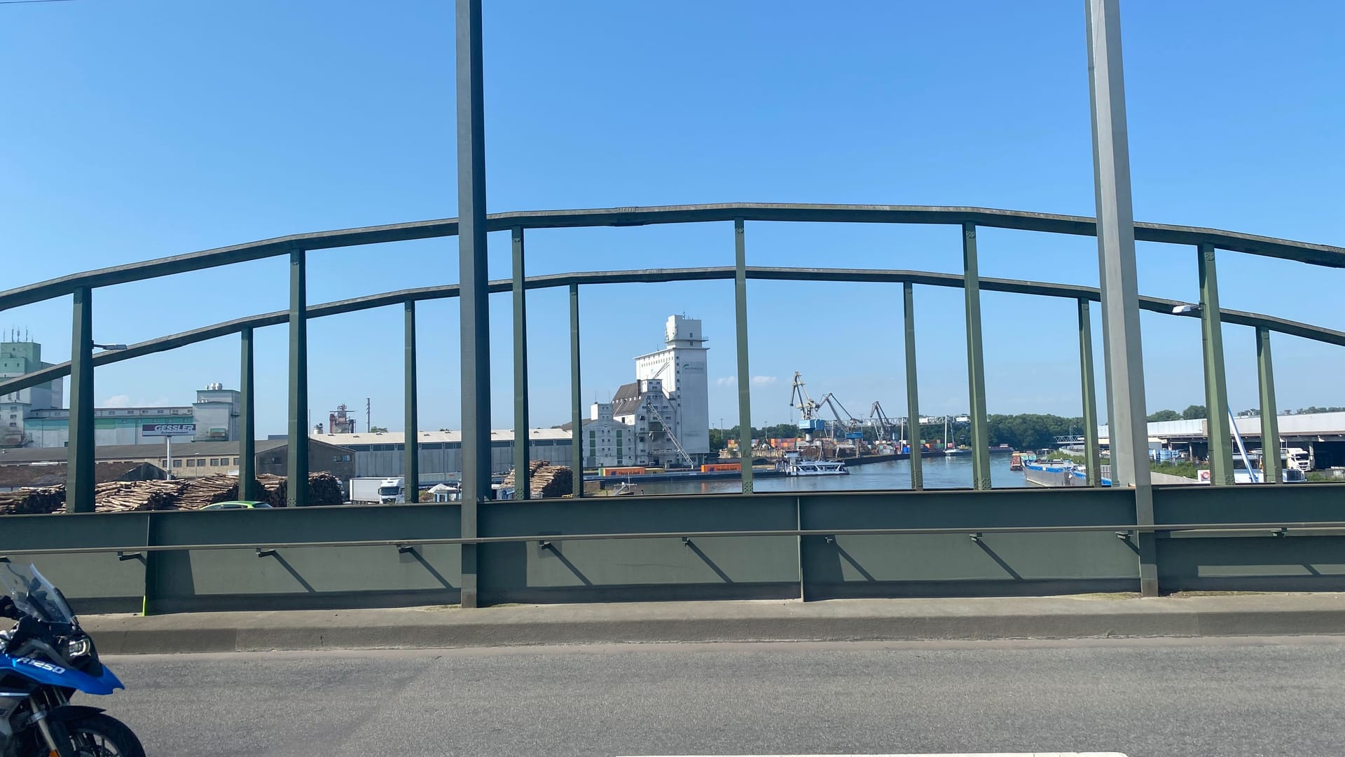 Die Brücke auf der Hansestraße über den Mittellandkanal: Die Stahlbogen-Konstruktion gilt als marode.