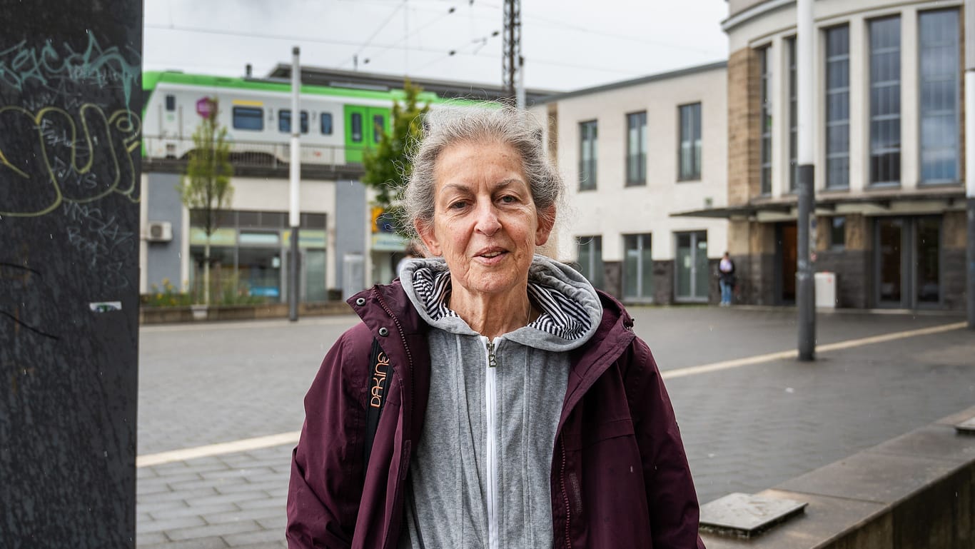 Cecilia van Veen am Hauptbahnhof in Mülheim: Die Bahn verzichtet auf ihr Bußgeld.