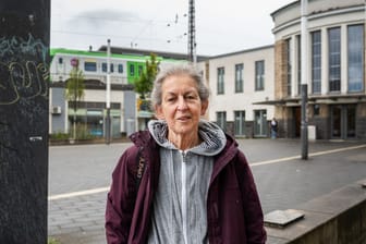 Cecilia van Veen am Hauptbahnhof in Mülheim: Die Bahn verzichtet auf ihr Bußgeld.