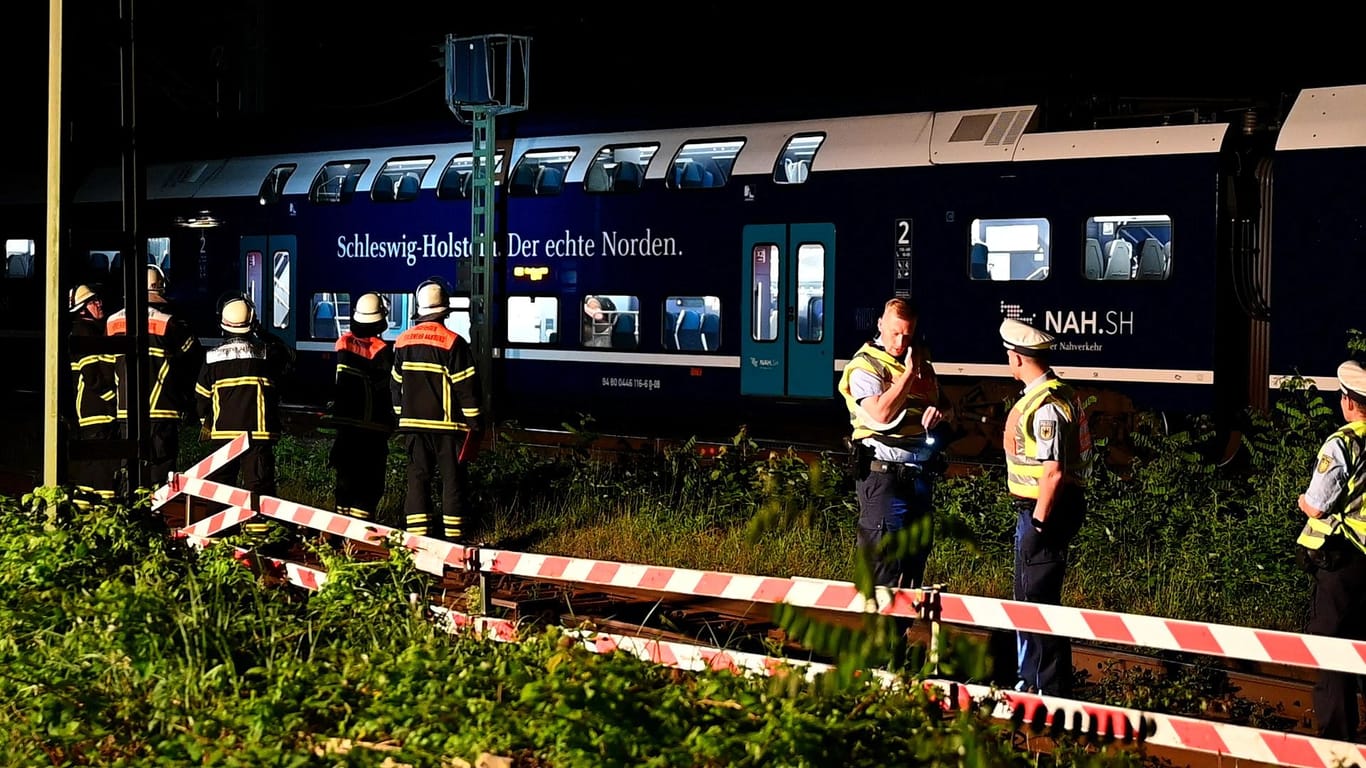 Einsatzkräfte stehen vor einem gestoppten Zug: 24 Menschen mussten aus der Regionalbahn gerettet werden.