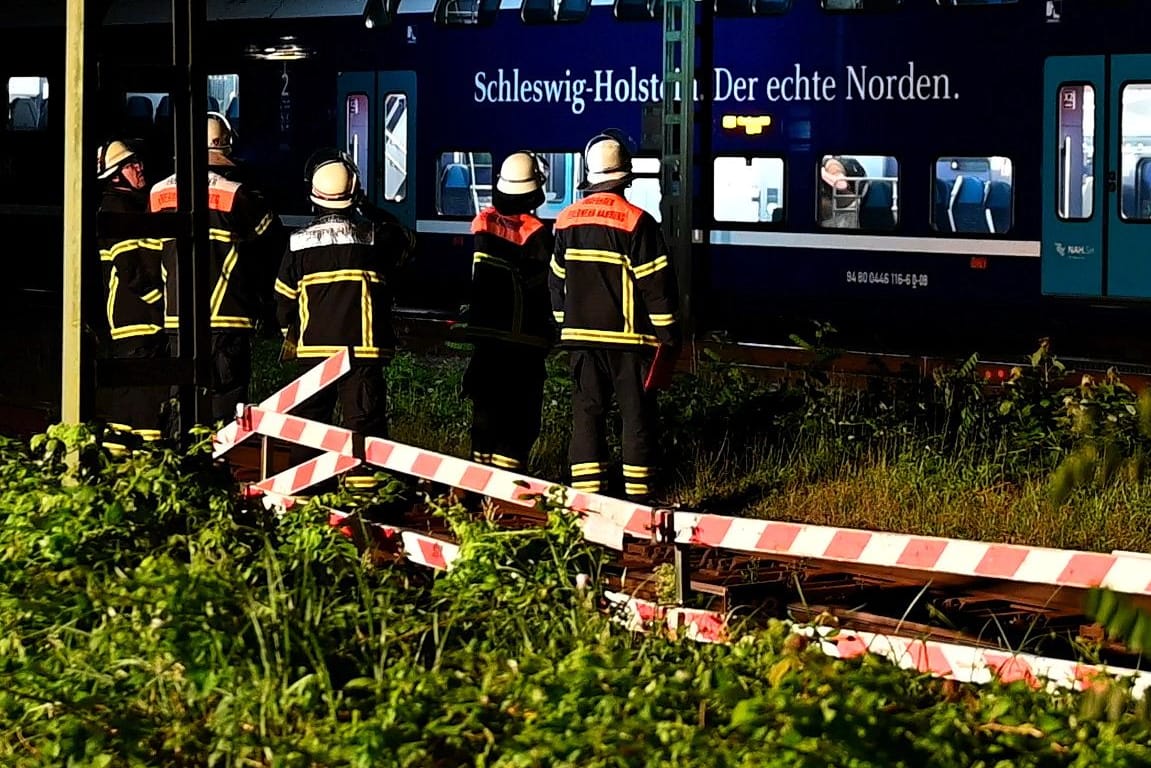 Einsatzkräfte stehen vor einem gestoppten Zug: 24 Menschen mussten aus der Regionalbahn gerettet werden.