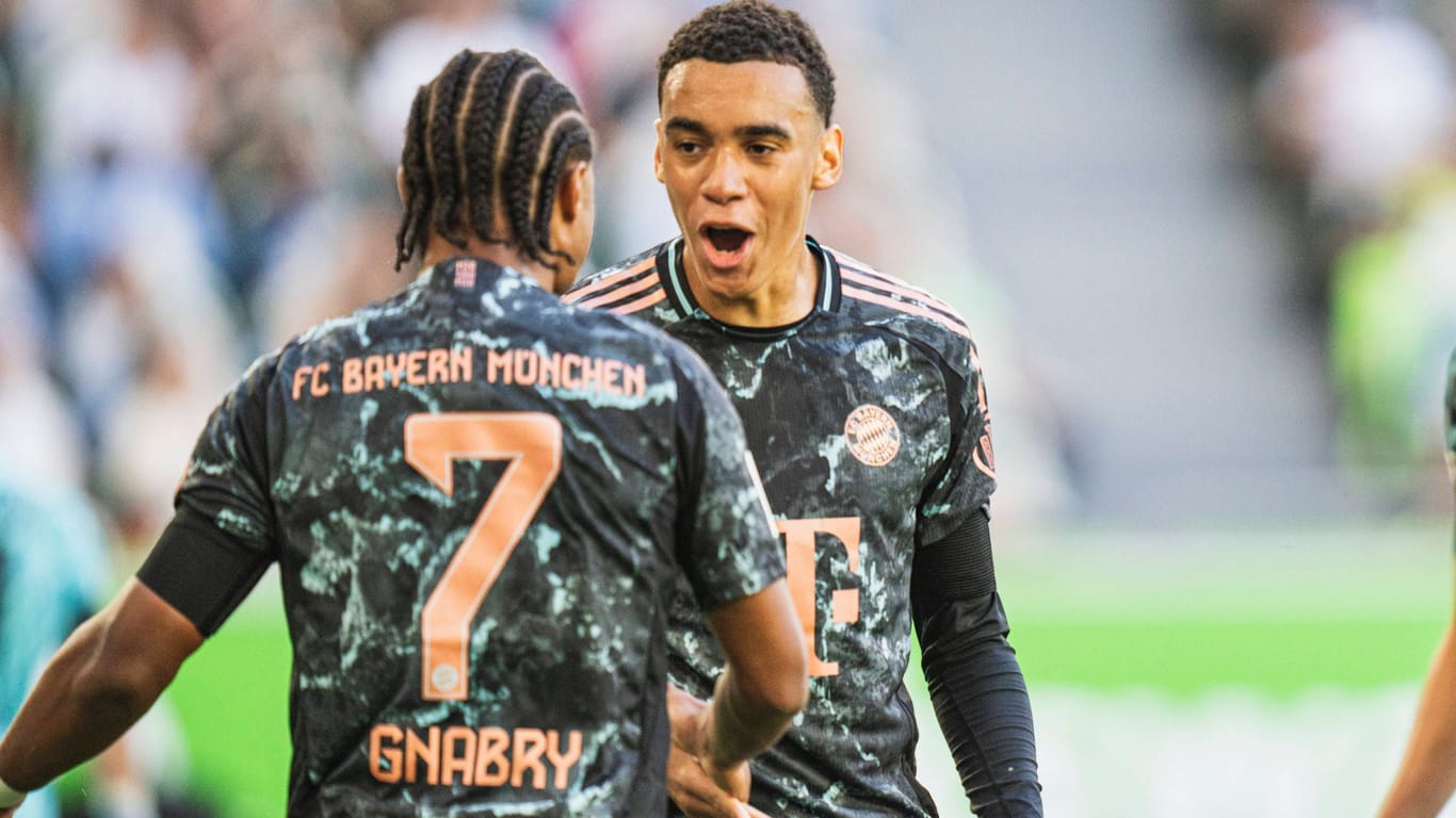 Serge Gnabry (l.) feiert mit Jamal Musiala: Der Sieg der Bayern in Wolfsburg war alles andere als souverän.