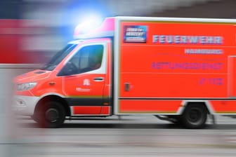 Ein Krankenwagen fährt mit Blaulicht durch Hamburg (Symbolfoto): Bei einem Zusammenstoß zwischen zwei Radfahrern erlitt ein 82-Jähriger tödliche Kopfverletzungen.