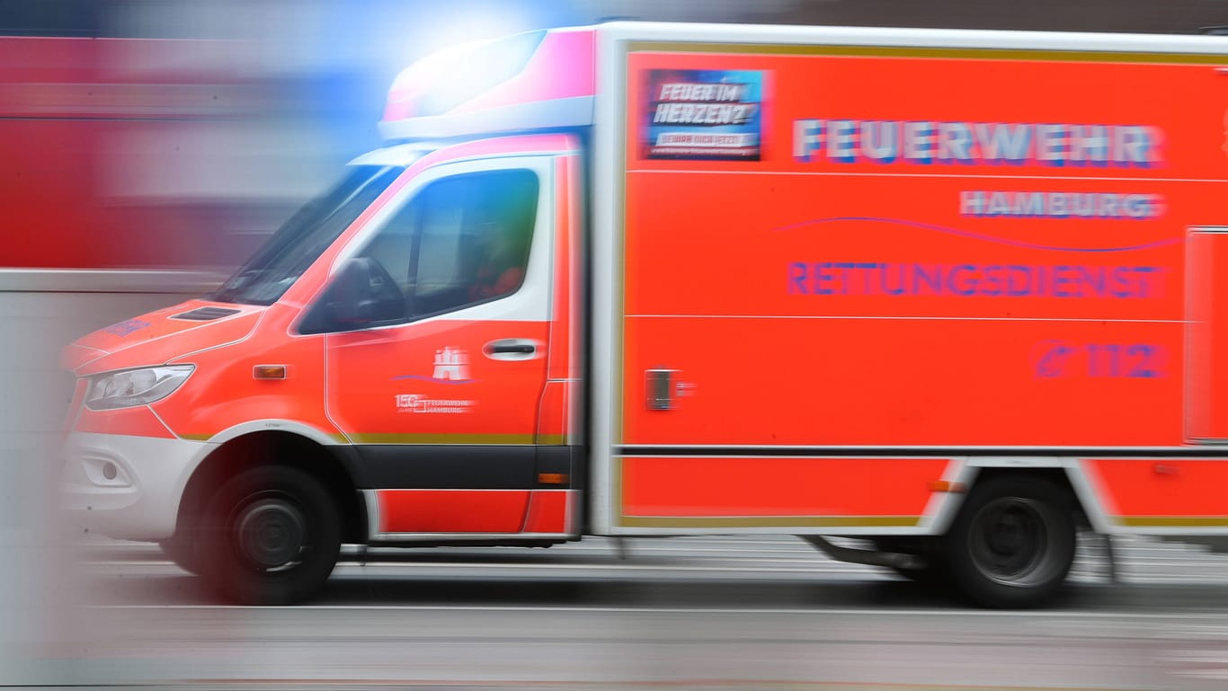 Ein Krankenwagen fährt mit Blaulicht durch Hamburg (Symbolfoto): Bei einem Zusammenstoß zwischen zwei Radfahrern erlitt ein 82-Jähriger tödliche Kopfverletzungen.