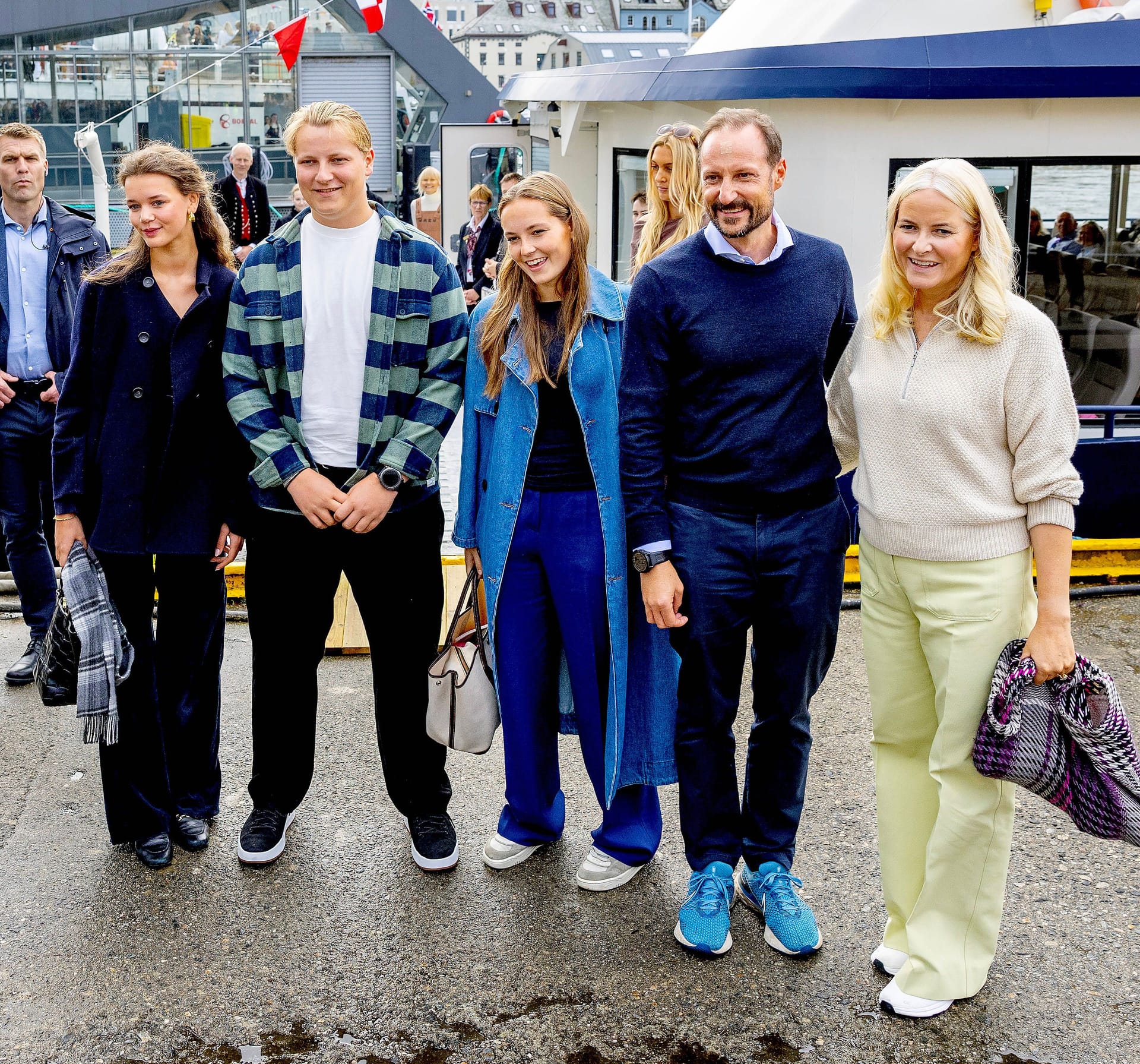 Amalie Giæver Macleod (li.) posiert mit der norwegischen Königsfamilie.