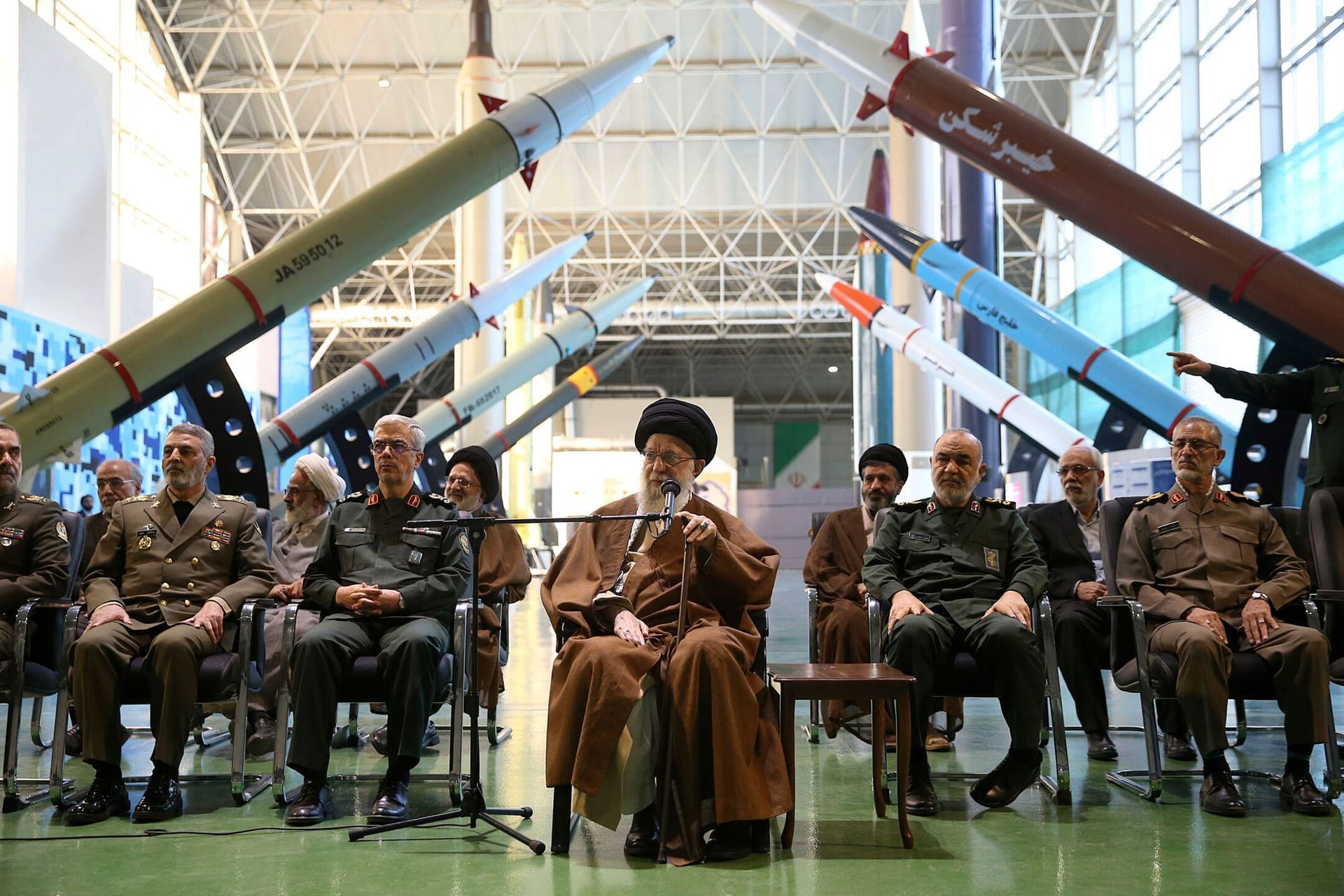 Irans Religionsführer besucht Drohnen- und Raketenausstellung